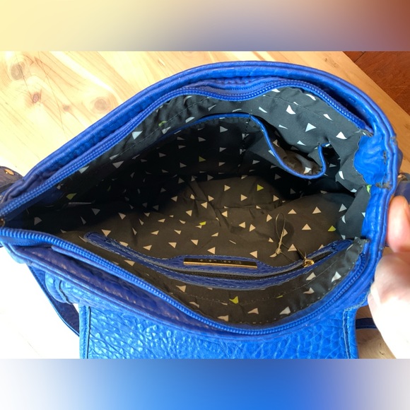 Pebbled Crossbody Purse - Picture 4 of 8